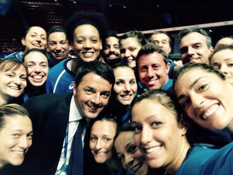 Le azzurre  col premier Matteo Renzi